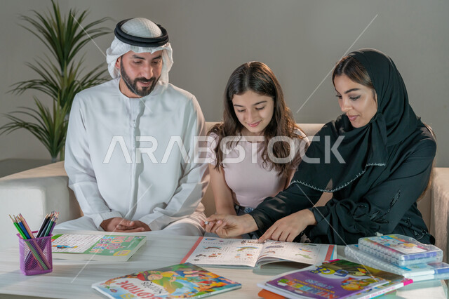 استخدام ادوات ومعدات التلوين، رعاية وتشجيع وتطوير مهارات الابناء، قضاء اوقات عائلية ممتعة في المنزل، عائلة عربية خليجية إماراتية تقوم بتعليم ومشاركة الإبنه بالتلوين والانشطة الفنية الابداعية