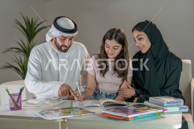 استخدام ادوات ومعدات التلوين، رعاية وتشجيع وتطوير مهارات الابناء، قضاء اوقات عائلية ممتعة في المنزل، عائلة عربية خليجية إماراتية تقوم بتعليم ومشاركة الإبنه بالتلوين والانشطة الفنية الابداعية