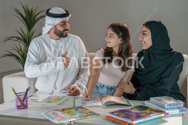 استخدام ادوات ومعدات التلوين، رعاية وتشجيع وتطوير مهارات الابناء، قضاء اوقات عائلية ممتعة في المنزل، عائلة عربية خليجية إماراتية تقوم بتعليم ومشاركة الإبنه بالتلوين والانشطة الفنية الابداعية