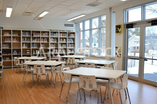 مكان للقراء ومحبي العلم والكتب والمعرفة، تصميم داخلي لمكتبة مليئة بالروايات والقصص المرتبة على الأرفف البيضاء، الديكورات الداخليه المتميزة، معالم وأماكن سياحية مشهورة في المملكة العربية السعودية,  كتب ومجلدات ثقافية وعلمية