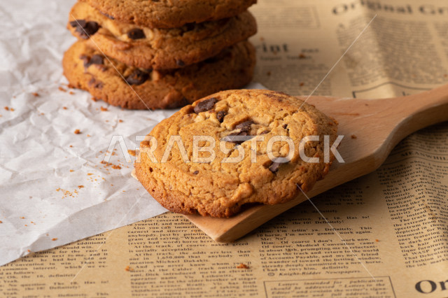 رقاقات الشوكولاته الساخنه منزلية الصنع , رقاقات البسكويت الهشة والخفيفة على ورق الزبدة , .