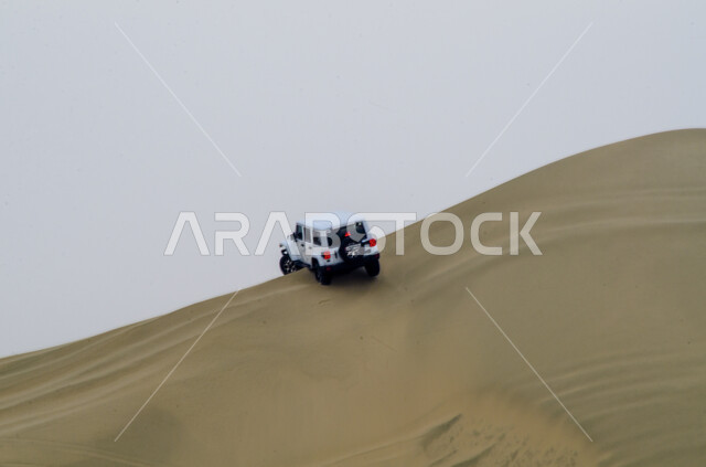 ممارسة الهوايات والأنشطة الترفيهية الممتعة في الصحارى العربية، مغامرة شيقة في البيئة الصحراوية, نشاط صحراوي ممتع، قيادة سيارة الدفع الرباعي ( التطعيس ) وسط صحراء دولة قطر، مغامرات سفاري على الكثبان الرملية في مدينة الدوحة