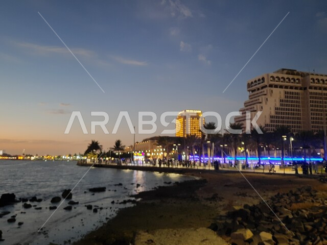 الواجهة البحرية لكورنيش جدة في المملكة العربية السعودية، معالم وأماكن سياحية مشهورة، النمو والتطور العمراني للأبراج وناطحات السحاب ليلا، المناظر الطبيعية على ساحل البحر الأحمر، مناطق الرحلات والنزهات العائلية في العطلة الصيفية