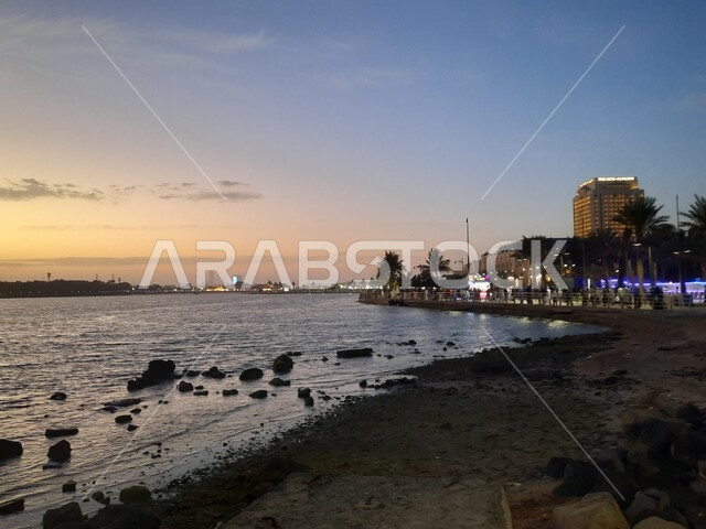 النمو والتطور العمراني للأبراج وناطحات السحاب ليلا، الواجهة البحرية لكورنيش جدة في المملكة العربية السعودية، معالم وأماكن سياحية مشهورة، المناظر الطبيعية على ساحل البحر الأحمر، مناطق الرحلات والنزهات العائلية في العطلة الصيفية