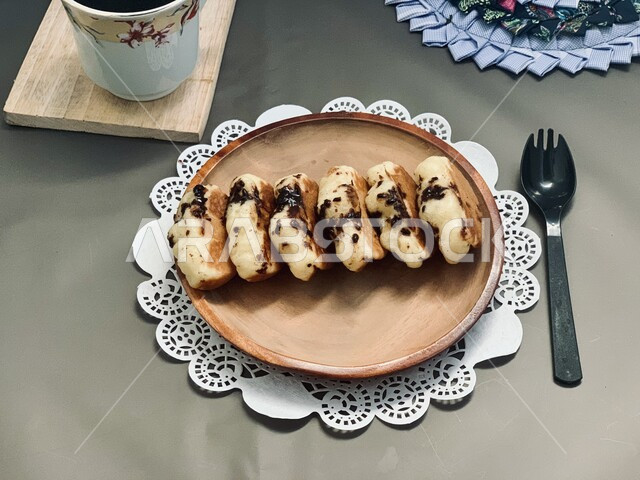 سناكات خفيفة تقدم مع القهوة ، طبق مليئ بقطع من الكوكيز الشهي، الحلويات العربيه الشرقيه ، فنون تقديم التحلية في السعودية، فطيرة هشة محشوة بالشوكلاتة اللذيذة