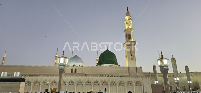 المسجد النبوي الشريف في المدينة المنورة بالمملكة العربية السعودية، صورة بانورامية للقبة الخضراء والمئذنة الشامخة, العبادة والتقرب إلى الله، أماكن ومعالم إسلامية دينية مقدسة