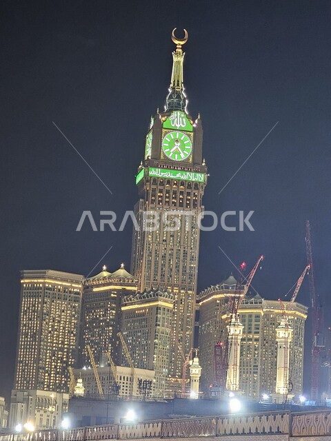 إضاءة مبنى برج ساعه مكة الملكي في المسجد الحرام ليلاً, مكة المكرمة بالمملكة العربية السعودية ، الفن الهندسي العمراني للفنادق الفاخره المطله على الحرم المكي الشريف،ابراج وناطحات السحاب, معالم اسلامية دينية مقدسة