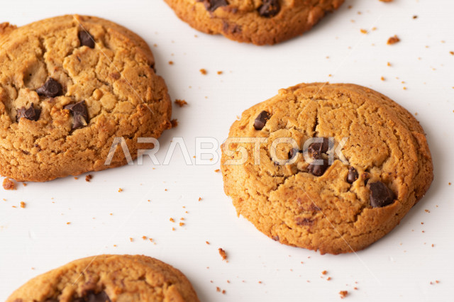 رقاقات الشوكولاته الساخنه منزلية الصنع , رقاقات البسكويت الهشة والخفيفة , خلفية بيضاء .