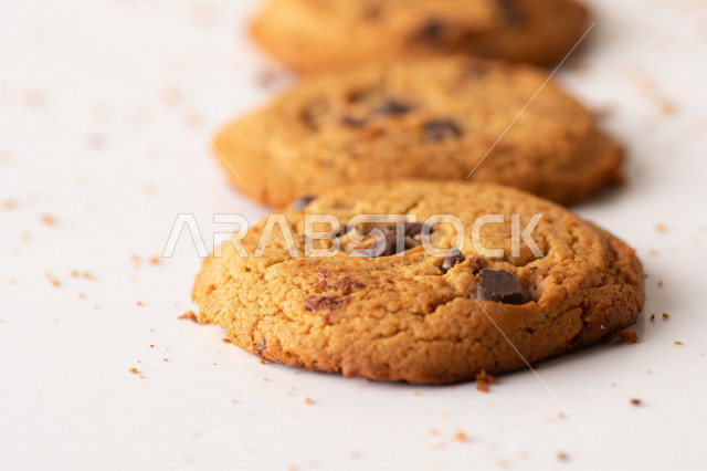 رقاقات الشوكولاته الساخنه منزلية الصنع , رقاقات البسكويت الهشة والخفيفة , خلفية بيضاء .