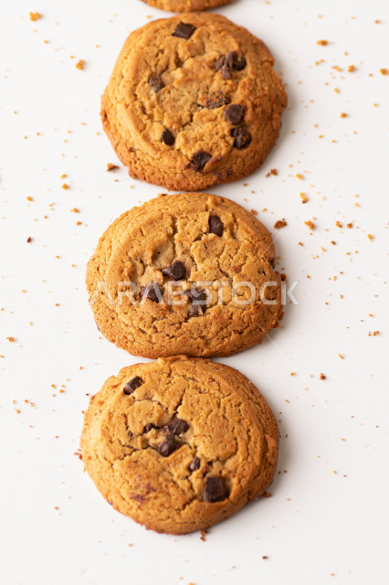 رقاقات الشوكولاته الساخنه منزلية الصنع , رقاقات البسكويت الهشة والخفيفة , خلفية بيضاء .