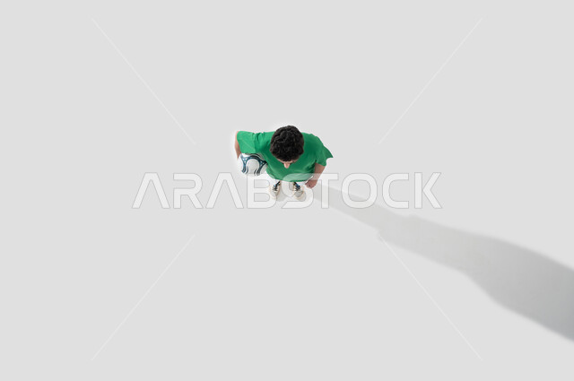 لعب رياضة كرة القدم, قضاء أوقات ممتعة ومسلية، بورتريه عامودي لشاب عربي سعودي خليجي, نشاط بدني للمحافظة على صحة الاجسام و اللياقة، خلفية بيضاء