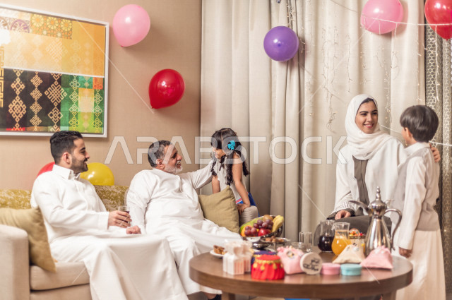 مشاركة اجواء رائعة لعائلة سعودية داخل المنزل تحتفل بعيد الفطر السعيد ، عيد فطر مبارك ،  الزيارات العائلية وتجمعات الأسر ،  تقديم العيديات و الحلوى ، القرقيعان