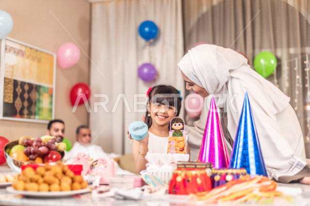 مشاركة اجواء رائعة لعائلة سعودية داخل المنزل تحتفل بعيد الفطر السعيد ، عيد فطر مبارك ،  الزيارات العائلية وتجمعات الأسر ،  تقديم العيديات و الحلوى ، القرقيعان