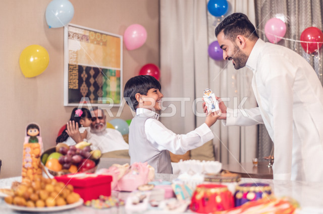 مشاركة اجواء رائعة لعائلة سعودية داخل المنزل تحتفل بعيد الفطر السعيد ، عيد فطر مبارك ،  الزيارات العائلية وتجمعات الأسر ،  تقديم العيديات و الحلوى ، القرقيعان