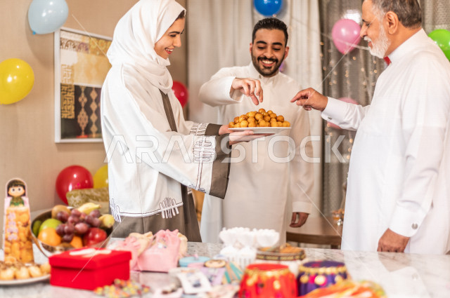 مشاركة اجواء رائعة لعائلة سعودية داخل المنزل تحتفل بعيد الفطر السعيد ، عيد فطر مبارك ،  الزيارات العائلية وتجمعات الأسر ،  تقديم العيديات و الحلوى ، القرقيعان