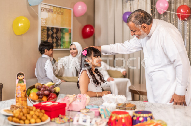 مشاركة اجواء رائعة لعائلة سعودية داخل المنزل تحتفل بعيد الفطر السعيد ، عيد فطر مبارك ،  الزيارات العائلية وتجمعات الأسر ،  تقديم العيديات و الحلوى ، القرقيعان