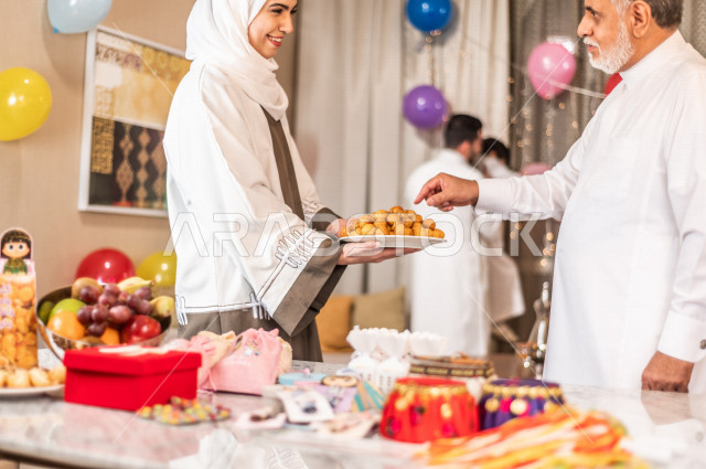 مشاركة اجواء رائعة لعائلة سعودية داخل المنزل تحتفل بعيد الفطر السعيد ، عيد فطر مبارك ،  الزيارات العائلية وتجمعات الأسر ،  تقديم العيديات و الحلوى ، القرقيعان