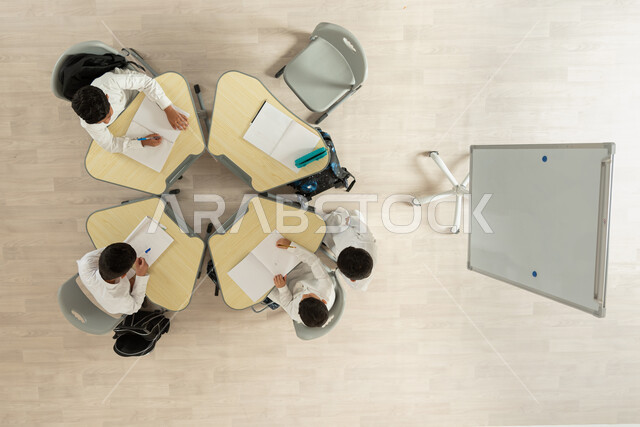 تنمية التعاون والمساعدة، بورتريه علوي عامودي لتلاميذ عرب خليجيون سعوديون يرتدون الثوب السعودي التقليدي، تأدية الواجبات المدرسية، الاهتمام بالعلم والتعلم، مفهوم الاجتهاد و طلب التفوق، خلفية بيج