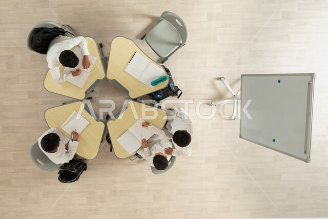 تطوير مناهج التعليم، بورتريه علوي عامودي لتلاميذ عرب خليجيون سعوديون يرتدون الزي السعودي التقليدي، المساعدة الجماعية بين بعضهم البعض، تأدية الواجبات المدرسية، الاهتمام بالعلم والتعلم، مفهوم الاجتهاد و طلب التفوق، خلفية بيج