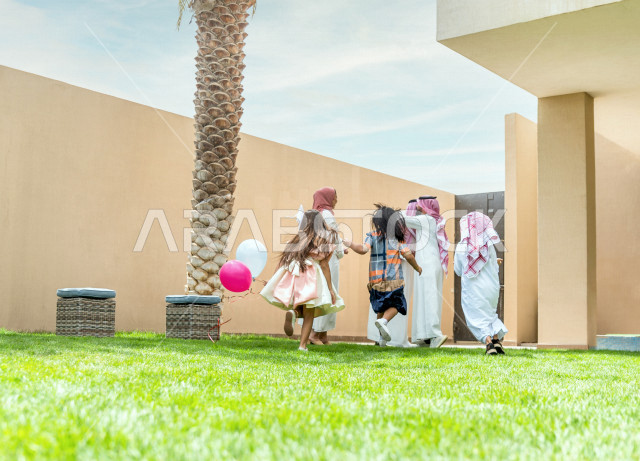استقبال عائلي في حديقة المنزل ، مشاركة لأجواء رائعة لعائلة سعودية في حديقة المنزل ، الاحتفال بعيد الفطر السعيد ، عيد فطر مبارك ،  الزيارات العائلية وتجمعات الأسر