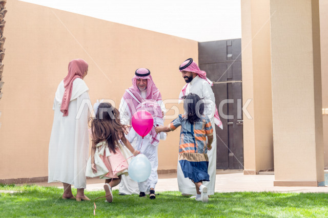 استقبال عائلي في حديقة المنزل ، مشاركة لأجواء رائعة لعائلة سعودية في حديقة المنزل ، الاحتفال بعيد الفطر السعيد ، عيد فطر مبارك ،  الزيارات العائلية وتجمعات الأسر