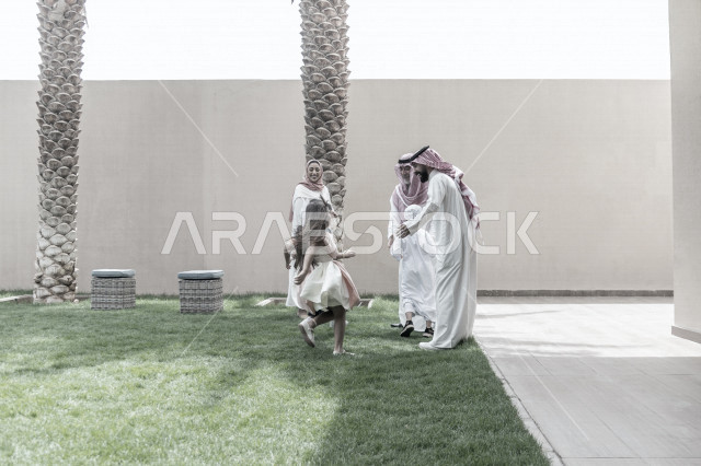 استقبال عائلي في حديقة المنزل ، مشاركة لأجواء رائعة لعائلة سعودية في حديقة المنزل ، الاحتفال بعيد الفطر السعيد ، عيد فطر مبارك ،  الزيارات العائلية وتجمعات الأسر