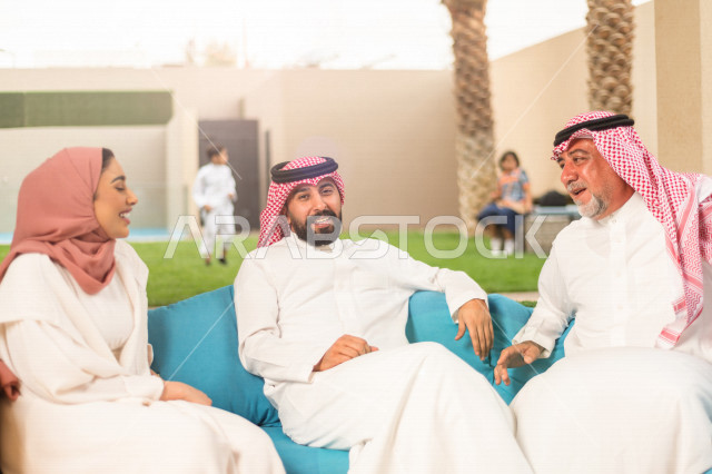 استقبال عائلي في حديقة المنزل ، مشاركة لأجواء رائعة لعائلة سعودية في حديقة المنزل ، الاحتفال بعيد الفطر السعيد ، عيد فطر مبارك ،  الزيارات العائلية وتجمعات الأسر