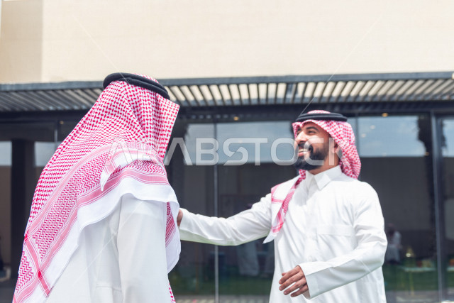 مشاركة لأجواء رائعة لرجل سعودي يستقبل والده  في حديقة المنزل ،  ترحيب بالعائلة ، ارتداء اللباس السعودي التقليدي ، عيد فطر مبارك ،  الزيارات العائلية وتجمعات الأسر