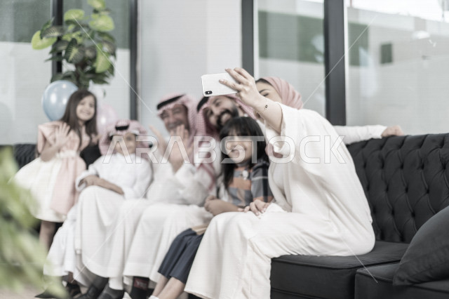 مشاركة لأجواء رائعة لعائلة سعودية  تستخدم الاجهزة التقنية الحديثة ، مكالمة صوتية ، مكالمة فيديو ، عيد فطر مبارك ،  الزيارات العائلية وتجمعات الأسر