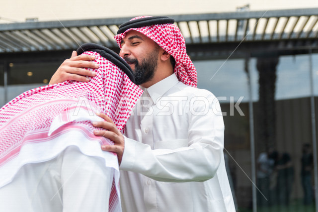 مشاركة لأجواء رائعة لرجل سعودي يستقبل والده  في حديقة المنزل ،  ترحيب بالعائلة ، ارتداء اللباس السعودي التقليدي ، عيد فطر مبارك ،  الزيارات العائلية وتجمعات الأسر