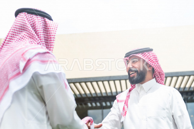 مشاركة لأجواء رائعة لرجل سعودي يستقبل والده  في حديقة المنزل ،  ترحيب بالعائلة ، ارتداء اللباس السعودي التقليدي ، عيد فطر مبارك ،  الزيارات العائلية وتجمعات الأسر