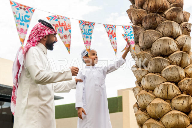 مشاركة لأجواء رائعة لاب سعودي مع ابنه في حديقة المنزل ، ارتداء اللباس السعودي التقليدي ، عيد فطر مبارك ،  الزيارات العائلية وتجمعات الأسر