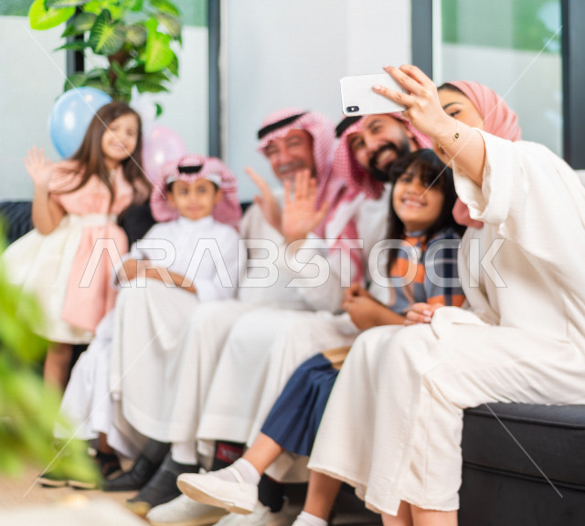 مشاركة لأجواء رائعة لعائلة سعودية  تستخدم الاجهزة التقنية الحديثة ، مكالمة صوتية ، مكالمة فيديو ، عيد فطر مبارك ،  الزيارات العائلية وتجمعات الأسر