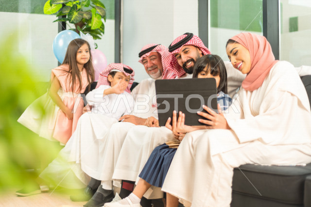 مشاركة لأجواء رائعة لعائلة سعودية  تستخدم الاجهزة التقنية الحديثة ، مكالمة صوتية ، مكالمة فيديو ، عيد فطر مبارك ،  الزيارات العائلية وتجمعات الأسر