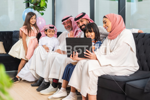 مشاركة لأجواء رائعة لعائلة سعودية  تستخدم الاجهزة التقنية الحديثة ، مكالمة صوتية ، مكالمة فيديو ، عيد فطر مبارك ،  الزيارات العائلية وتجمعات الأسر