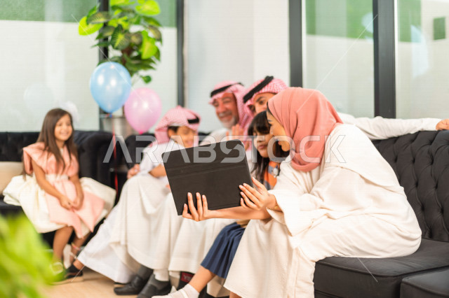 مشاركة لأجواء رائعة لعائلة سعودية  تستخدم الاجهزة التقنية الحديثة ، مكالمة صوتية ، مكالمة فيديو ، عيد فطر مبارك ،  الزيارات العائلية وتجمعات الأسر