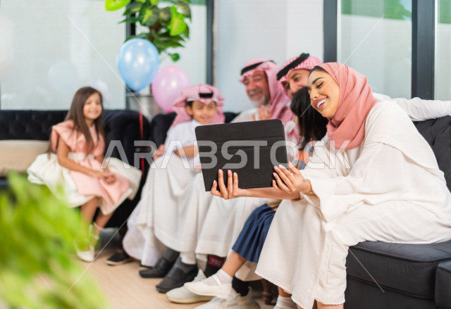 مشاركة لأجواء رائعة لعائلة سعودية  تستخدم الاجهزة التقنية الحديثة ، مكالمة صوتية ، مكالمة فيديو ، عيد فطر مبارك ،  الزيارات العائلية وتجمعات الأسر