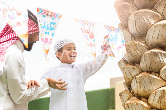 مشاركة لأجواء رائعة لاب سعودي مع ابنه في حديقة المنزل ، ارتداء اللباس السعودي التقليدي ، عيد فطر مبارك ،  الزيارات العائلية وتجمعات الأسر