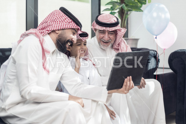 Sharing the wonderful atmosphere of a Saudi family that uses modern technical equipment, voice call, video call, Eid al-Fitr Mubarak, family visits and family gatherings