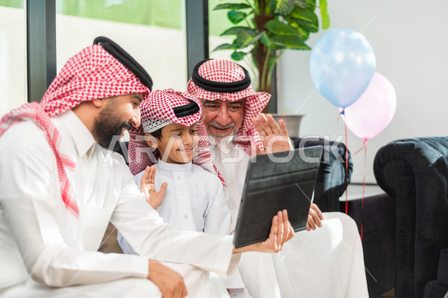 مشاركة لأجواء رائعة لعائلة سعودية  تستخدم الاجهزة التقنية الحديثة ، مكالمة صوتية ، مكالمة فيديو ، عيد فطر مبارك ،  الزيارات العائلية وتجمعات الأسر