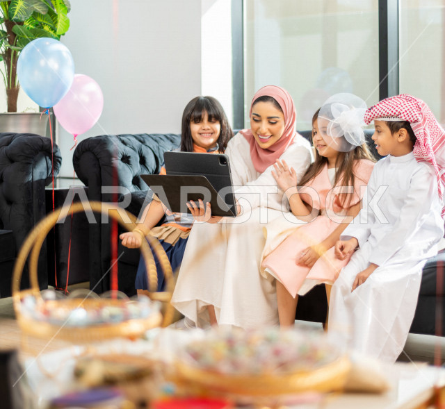 مشاركة لأجواء رائعة لعائلة سعودية  تستخدم الاجهزة التقنية الحديثة ، مكالمة صوتية ، مكالمة فيديو ، عيد فطر مبارك ،  الزيارات العائلية وتجمعات الأسر