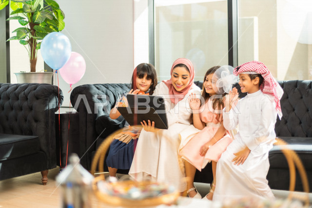 مشاركة لأجواء رائعة لعائلة سعودية  تستخدم الاجهزة التقنية الحديثة ، مكالمة صوتية ، مكالمة فيديو ، عيد فطر مبارك ،  الزيارات العائلية وتجمعات الأسر