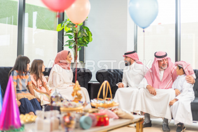 مشاركة لأجواء رائعة لعائلة سعودية داخل المنزل تحتفل بعيد الفطر السعيد ، عيد فطر مبارك ،  الزيارات العائلية وتجمعات الأسر ،  تقديم العيديات و الحلوى ، القرقيعان