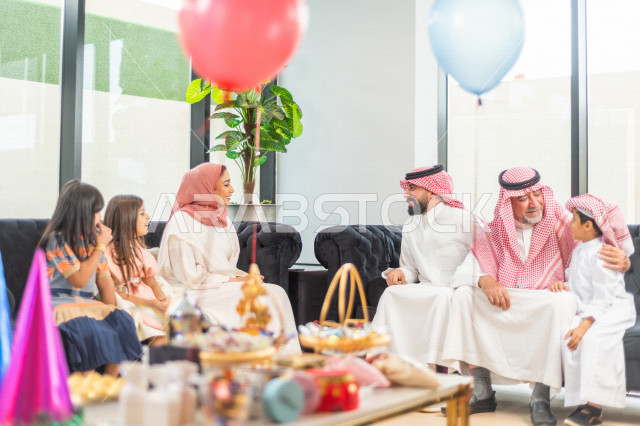 مشاركة لأجواء رائعة لعائلة سعودية داخل المنزل تحتفل بعيد الفطر السعيد ، عيد فطر مبارك ،  الزيارات العائلية وتجمعات الأسر ،  تقديم العيديات و الحلوى ، القرقيعان