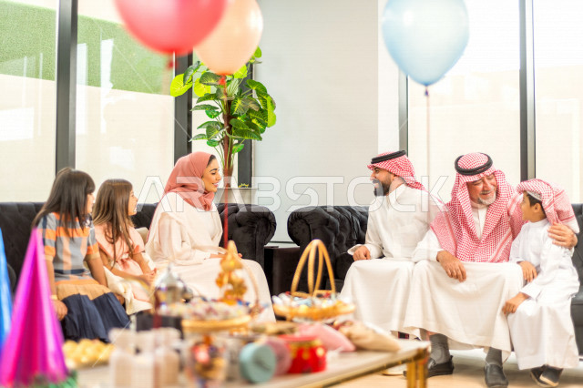 مشاركة لأجواء رائعة لعائلة سعودية داخل المنزل تحتفل بعيد الفطر السعيد ، عيد فطر مبارك ،  الزيارات العائلية وتجمعات الأسر ،  تقديم العيديات و الحلوى ، القرقيعان
