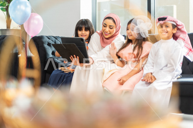مشاركة لأجواء رائعة لعائلة سعودية  تستخدم الاجهزة التقنية الحديثة ، مكالمة صوتية ، مكالمة فيديو ، عيد فطر مبارك ،  الزيارات العائلية وتجمعات الأسر