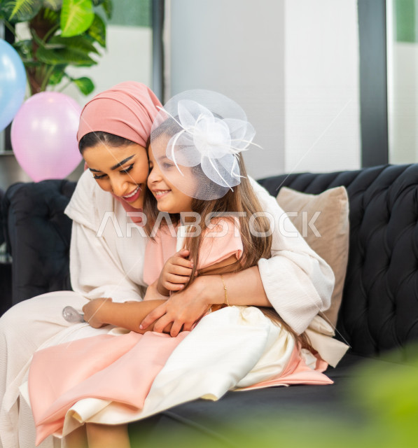 مشاركة رائعة ل أم مع ابنتها في صباح يوم العيد ، ارتداء اللباس السعودي التقليدي ، العيدية ، القرقيعان