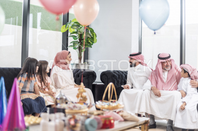 مشاركة لأجواء رائعة لعائلة سعودية داخل المنزل تحتفل بعيد الفطر السعيد ، عيد فطر مبارك ،  الزيارات العائلية وتجمعات الأسر ،  تقديم العيديات و الحلوى ، القرقيعان