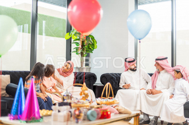 مشاركة لأجواء رائعة لعائلة سعودية داخل المنزل تحتفل بعيد الفطر السعيد ، عيد فطر مبارك ،  الزيارات العائلية وتجمعات الأسر ،  تقديم العيديات و الحلوى ، القرقيعان