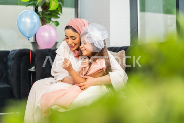مشاركة رائعة ل أم مع ابنتها في صباح يوم العيد ، ارتداء اللباس السعودي التقليدي ، العيدية ، القرقيعان